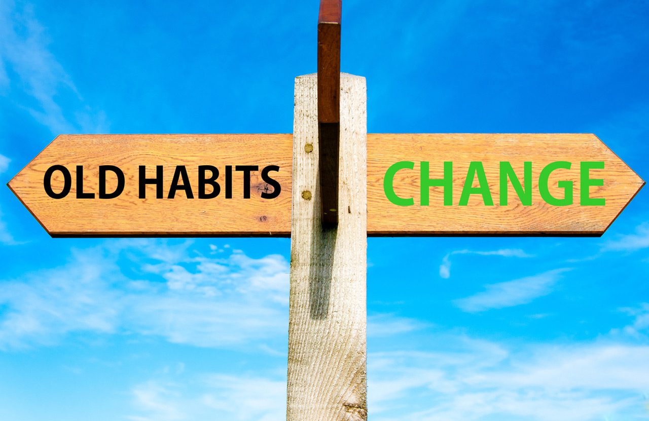 Signpost-with-old-habits-and-change-in-opposite-directions